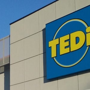 façade tedi avec enseigne bleue de magasin