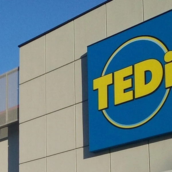 façade tedi avec enseigne bleue de magasin