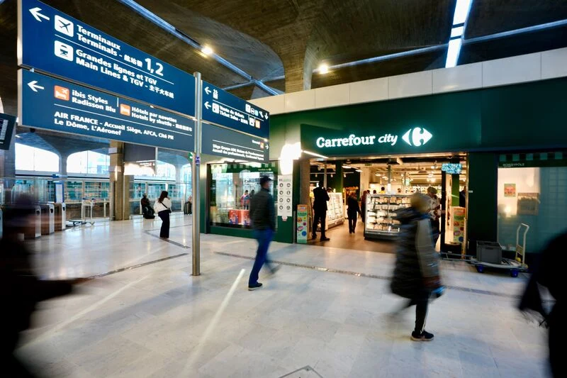 terminal moderne avec carrefour city et signalétique multilingue