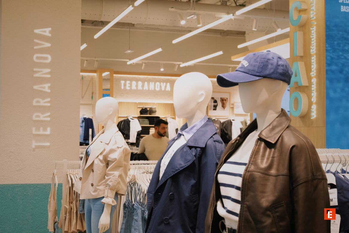 vetrina terranova con manichini uomo casual moda