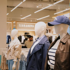 vetrina terranova con manichini uomo casual moda