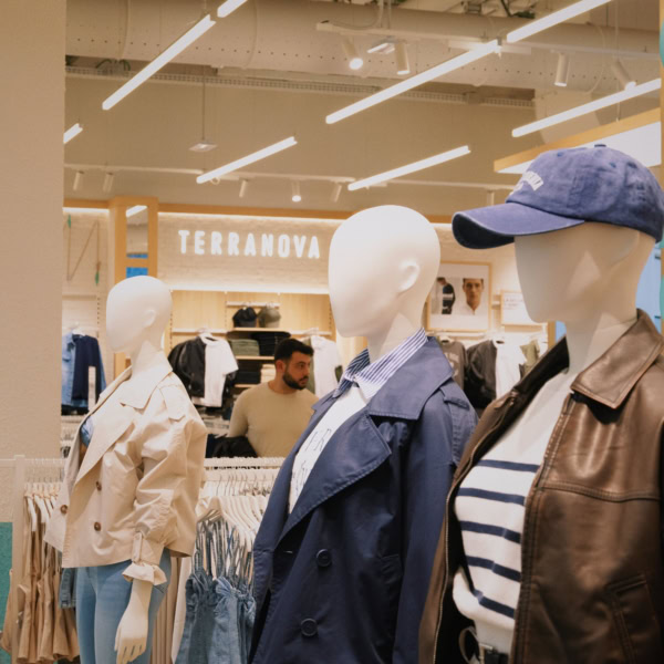 vetrina terranova con manichini uomo casual moda