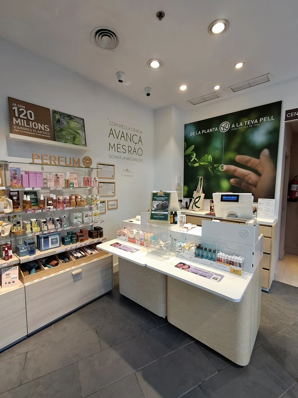 interior de tienda yves rocher ecológica