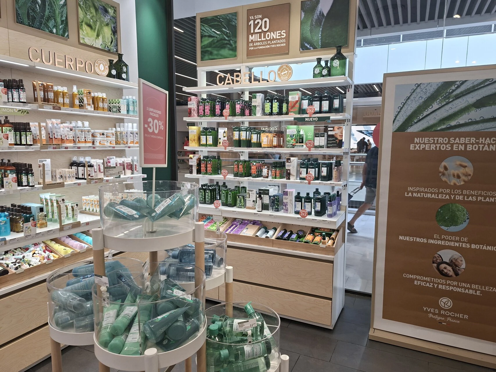 interior de tienda yves rocher con cosmética natural