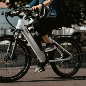 cycliste urbain sur vélo Électrique blanc kbo