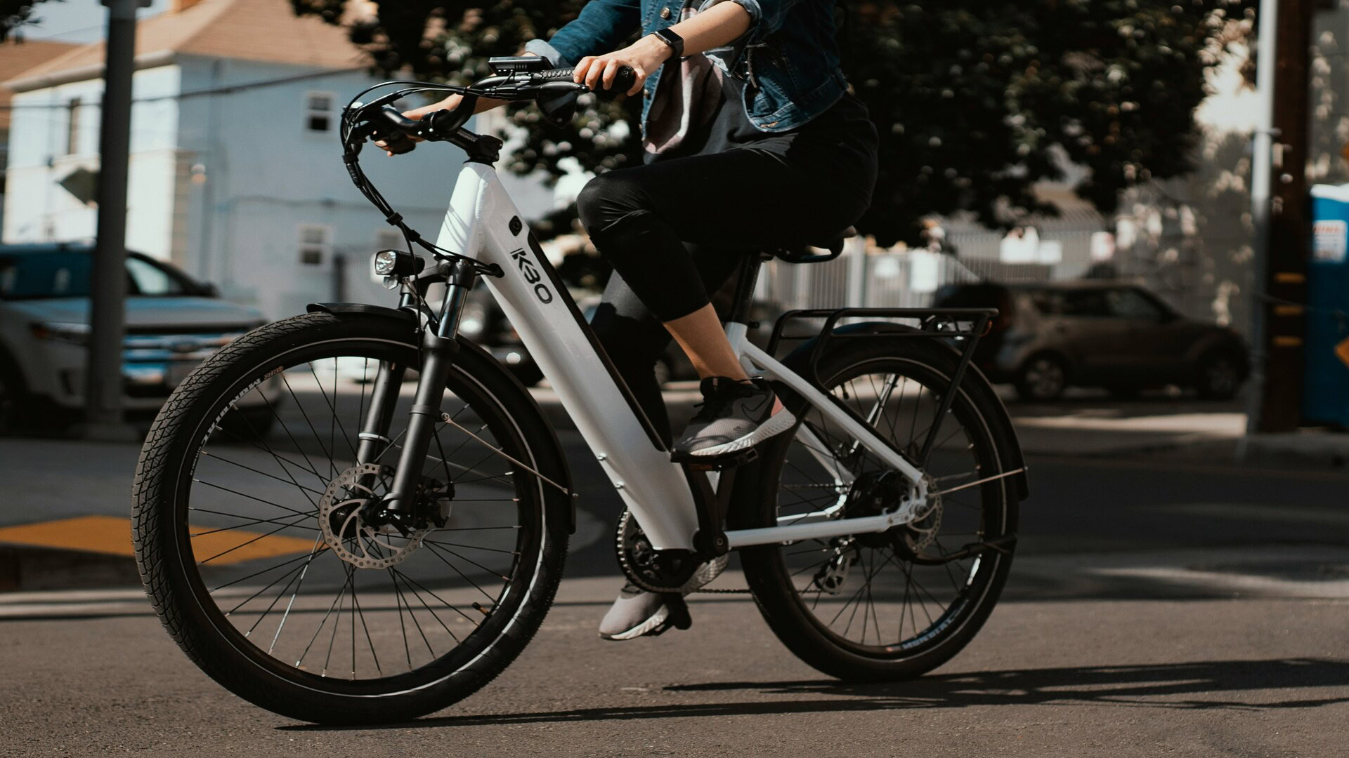 cycliste urbain sur vélo Électrique blanc kbo