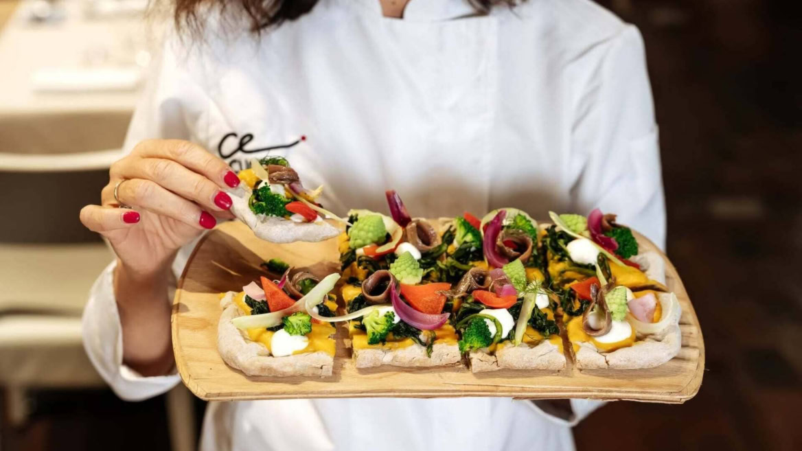 focaccia gourmet alle verdure su tagliere