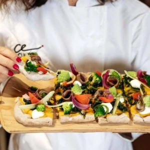 focaccia gourmet alle verdure su tagliere