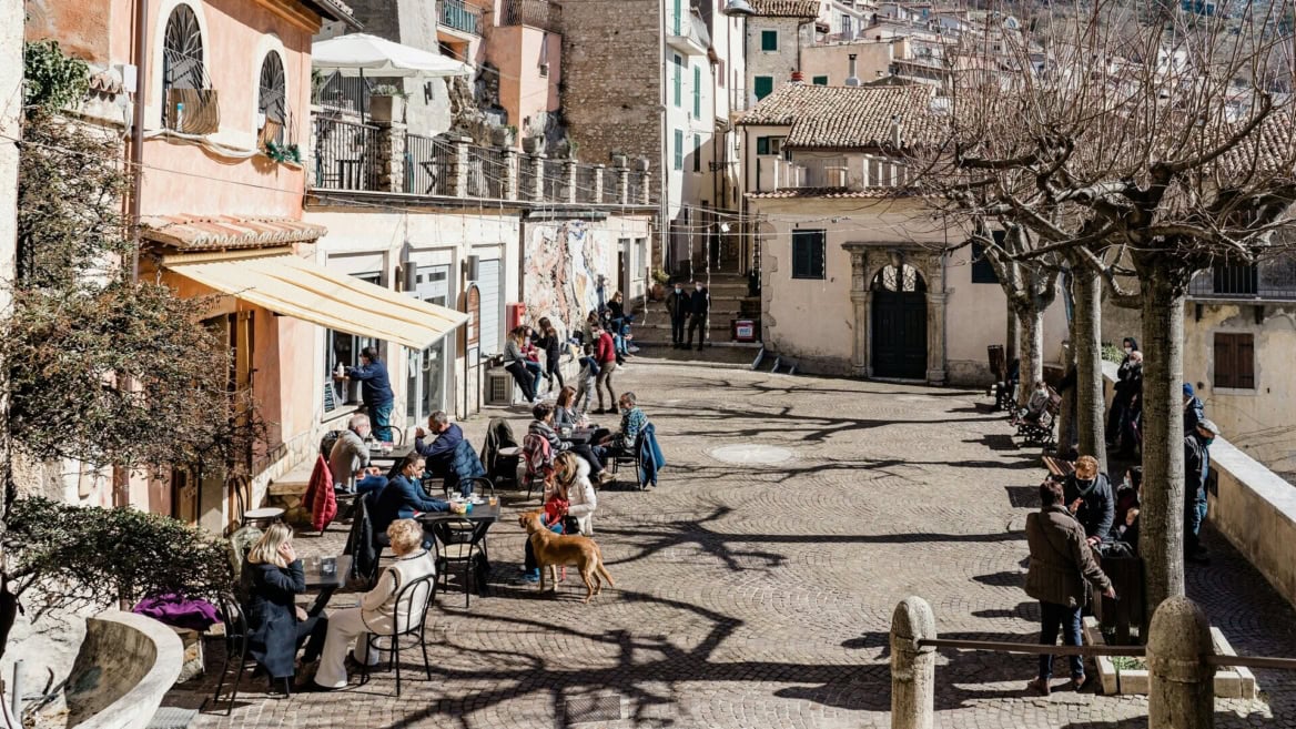 place de village pavée avec café ensoleillé