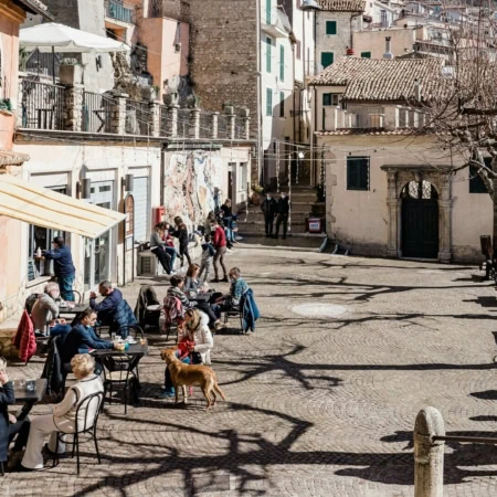 place de village pavée avec café ensoleillé