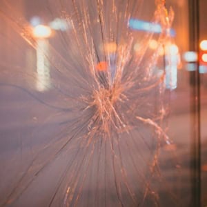 vitre fêlée, reflets de ville la nuit