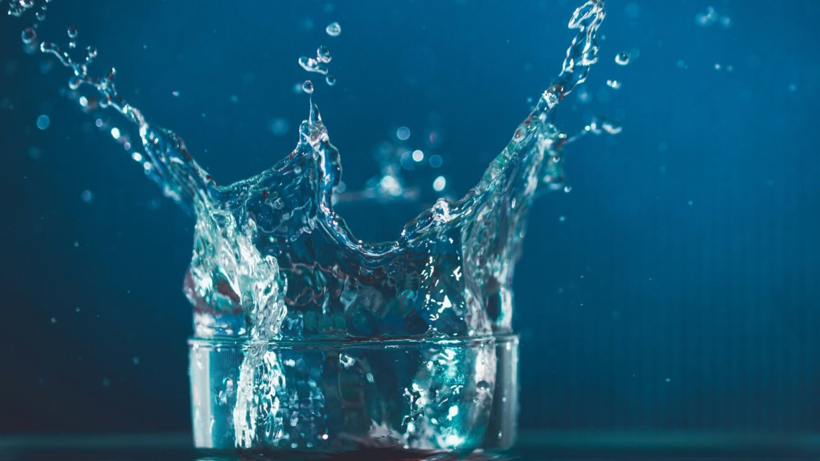 splash d’acqua blu dans le verre