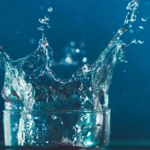 splash d’acqua blu dans le verre