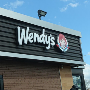 wendy’s restaurant sign under blue sky