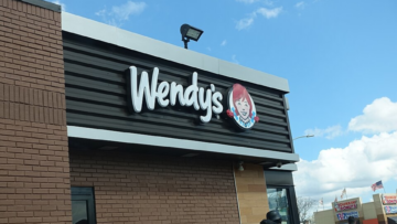 wendy’s restaurant sign under blue sky