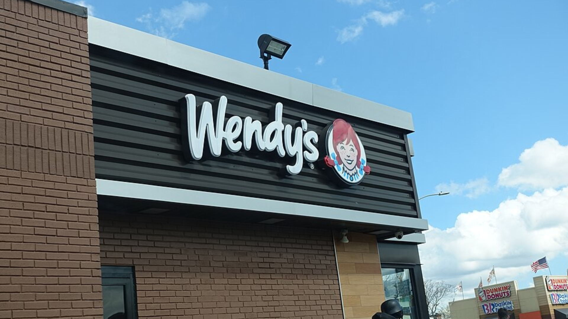 wendy’s restaurant sign under blue sky