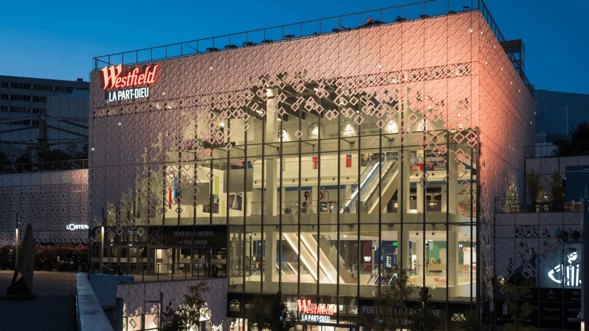 westfield la part dieu illuminé au crépuscule