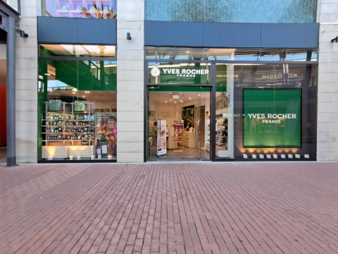 fachada moderna de yves rocher france