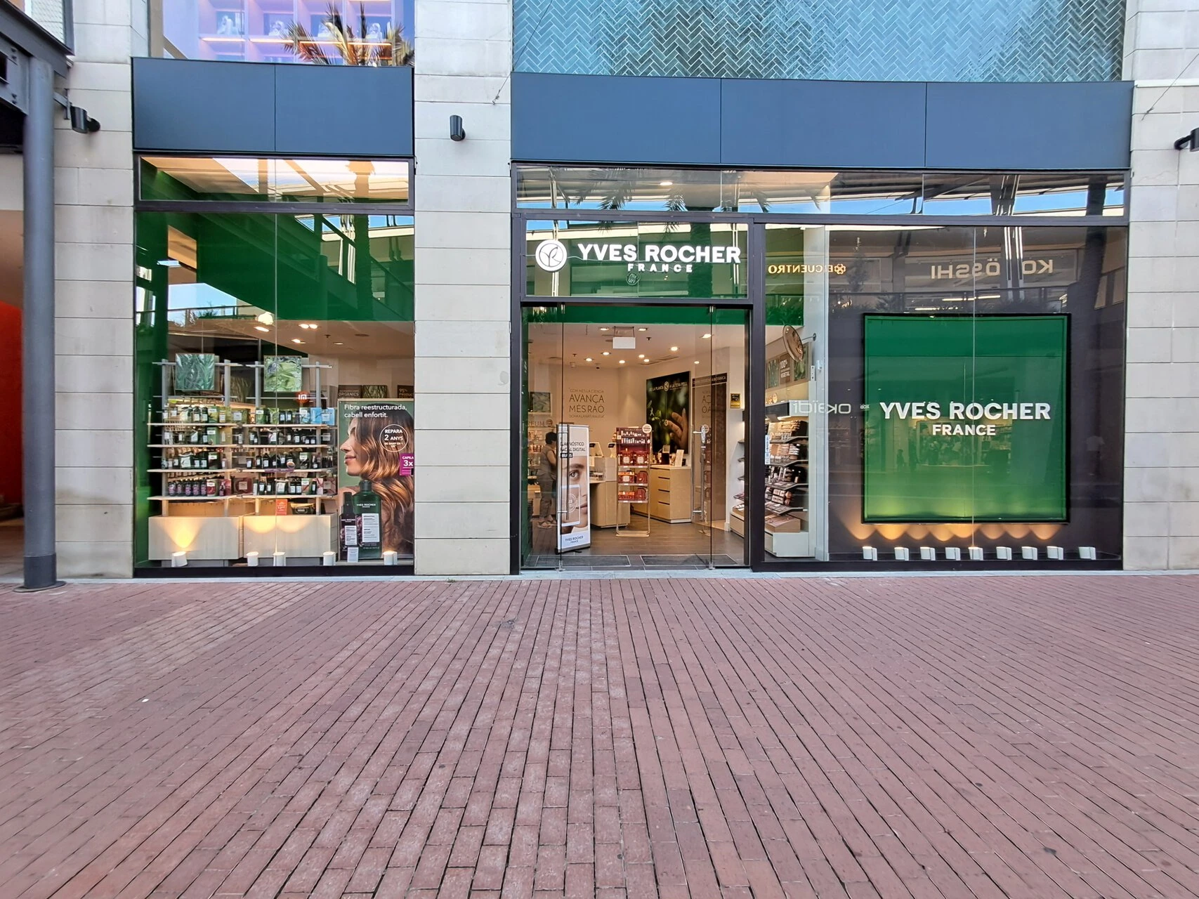 fachada moderna de yves rocher france