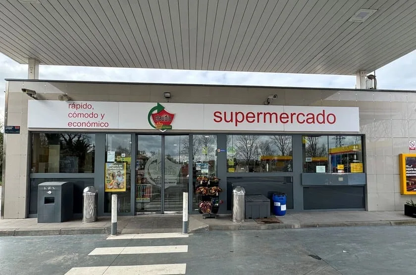 entrada tienda de alimentación en gasolinera de Claudio