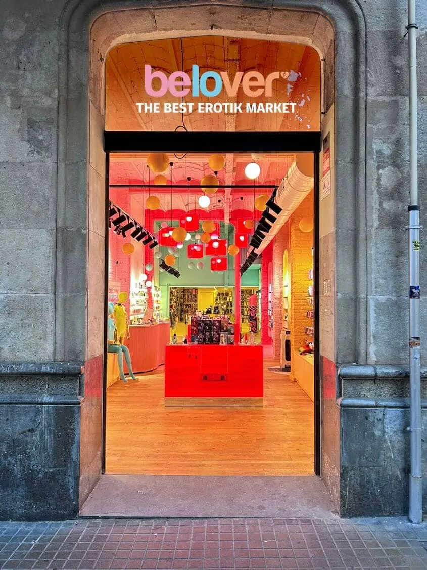 entrada de sex shop belover, fachada vibrante