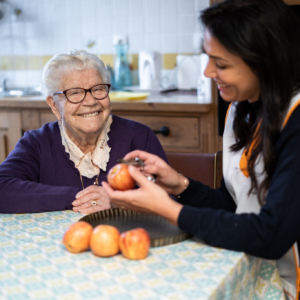 une personne qui aide une personne agée